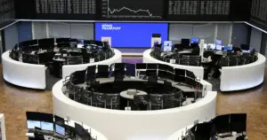Bolsas da Europa fecham em alta com balanços no radar e alívio no petróleo