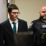 Adolescente de 16 anos que matou quatro pessoas em escola nos EUA é condenado à prisão perpétua