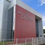 Funcionário teve a demissão por justa causa revertida após registrar quatro minutos além do limite diário de jornada em Uberlândia
