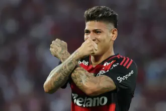 Após suspensão, Carrascal volta ao Flamengo contra Internacional que vive revés no STJD