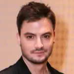 Felipe Neto anuncia noivado com Juliane Carvalho na Grécia
