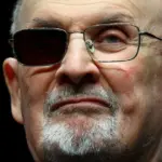 Agressor do escritor Salman Rushdie é considerado culpado de terrorismo
