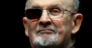 Agressor do escritor Salman Rushdie é considerado culpado de terrorismo