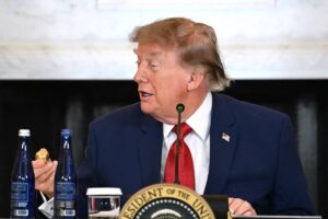 Trump diz que Congresso quer sufocar setor de IA - 07/08/2026 - Tec