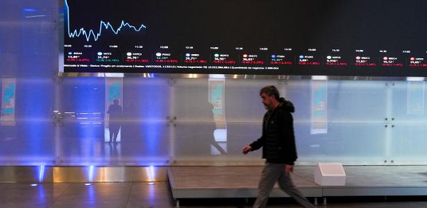 Painéis eletrônicos mostram cotações na B3, em São Paulo