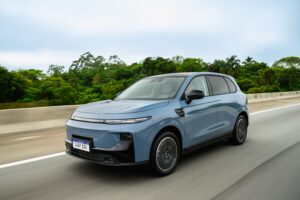 Leapmotor B10 ganha versão híbrida 'às avessas' por R$ 179.990; entenda como funciona