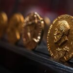 Nobel de Medicina de 2026 vai para descoberta canais luz - 05/10/2026 - Ciência