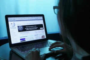 Dona da Wikipédia diz que ação de agentes de IA pode ter derrubado site em maio - 06/10/2026 - IA