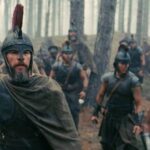 Matt Damon e Himesh Patel em cena do filme