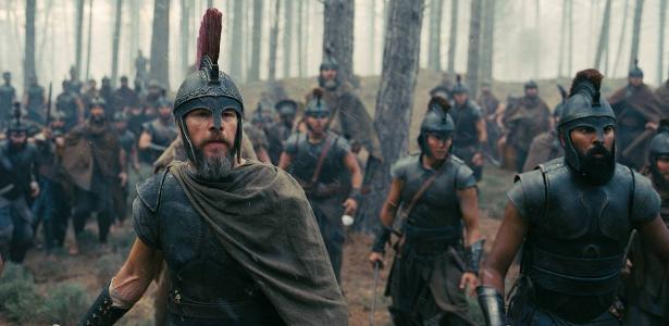 Matt Damon e Himesh Patel em cena do filme