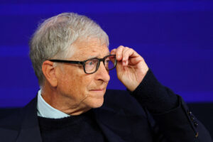 Bill Gates alerta para ciberataques com IA no próximo ano - 11/10/2026 - Negócios