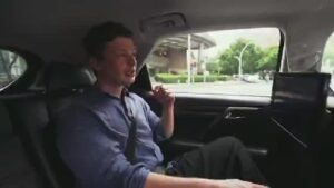 Carro que dirige e estaciona sozinho? Repórter testa tecnologia; VÍDEO